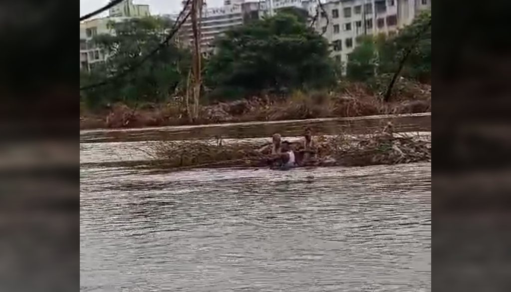 Pune Fire Brigade Rescues Two Drowning Victims from Mutha River in Quick Response Operations