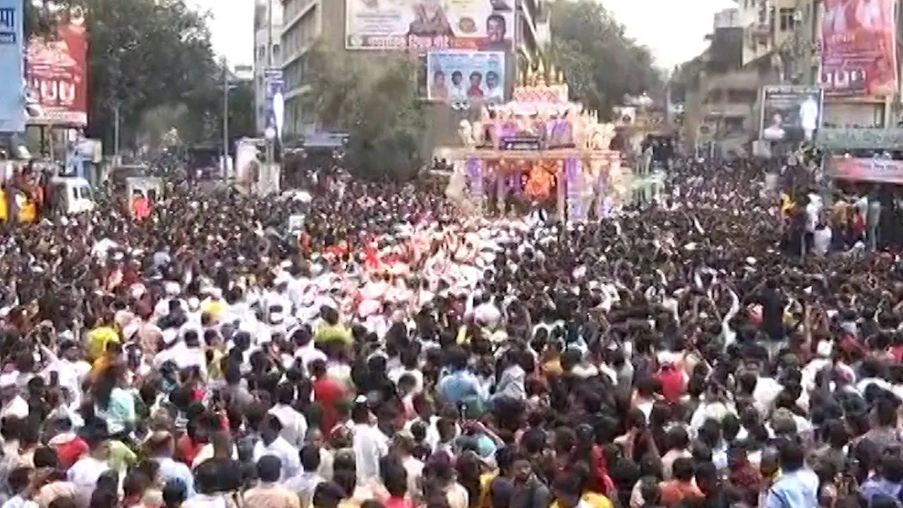 Maharashtra Pune Ganpati Miravnuk record break Pune manache ganpati Shrimant Dagdusheth Halwai Ganapati Visarjan 2022 at Deccan Alka Talkies Chowk.webp