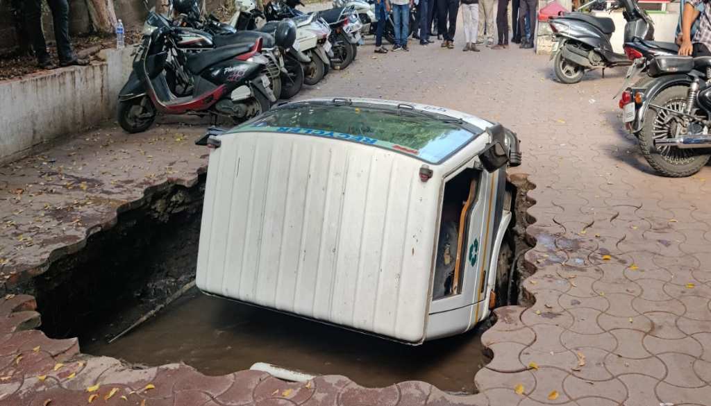 PMC Truck and Bikes Plunge into 40 Foot Pit on Laxmi Road