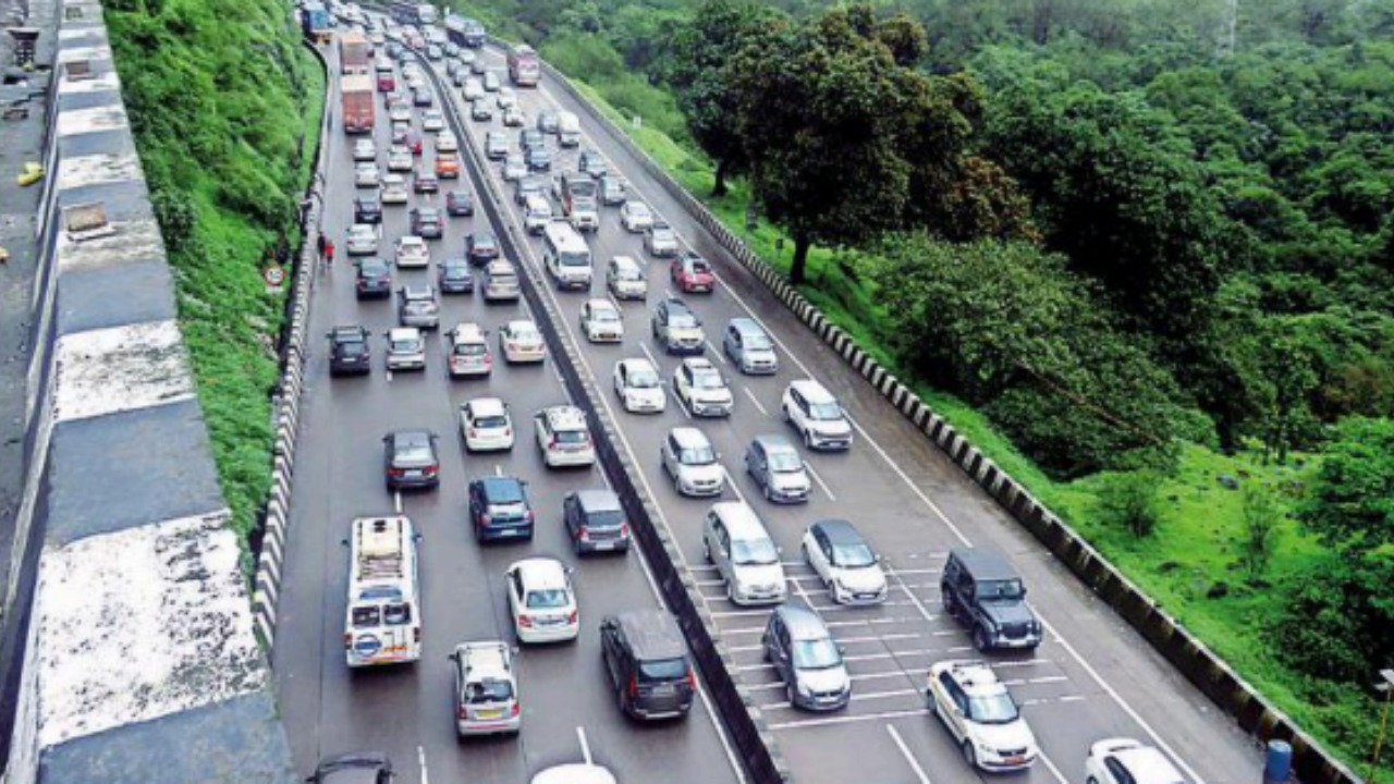 Pune Mumbai National Highway Over 70 heavy vehicles fined for plying in no entry areas in Lonavala