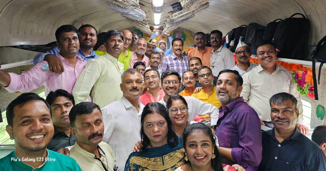 Commuters On Mumbai Pune Sinhagad And Deccan Queen Express Train Celebrate Vijaya Dashami